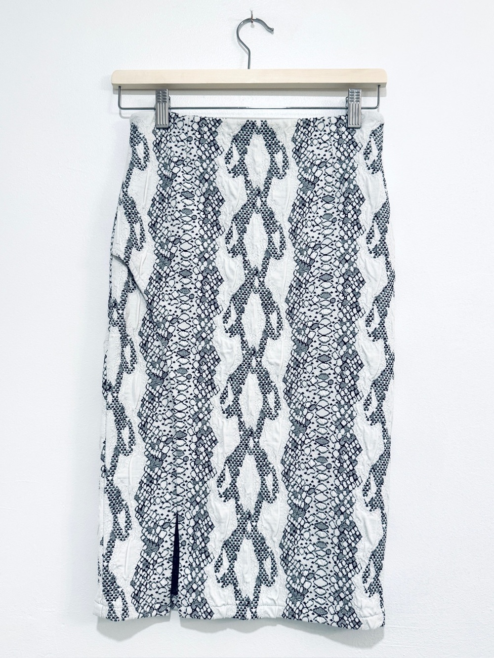 Alberto Makali Black and White Snake-Print Skirt size Small Pencil Slim Stretch